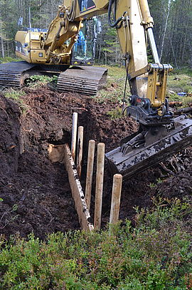 Construction of a plank dam in the main ditch